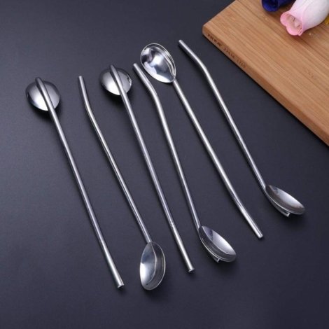 Stainless steel spoon straws in drinking glass with fresh tomatoes